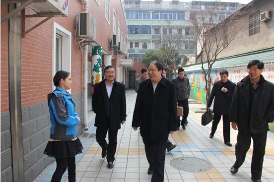副市长王成斌和天爱康复中心郑丽琳老师亲切交谈